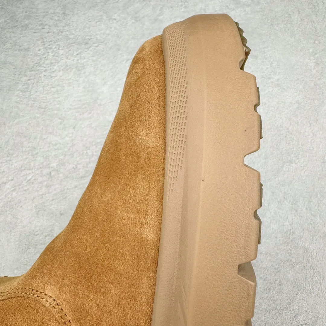 Pick up locally 💰640 UGG 2050 Chelsea men's autumn and winter sheepskin and fur integrated snow boots. All shoes are made from the same factory as ZP. Longfeng A-grade Australian imported sheepskin and fur integrated men's boots. Brand OEM production line. Fully follow the ZP process. Original pattern maker of the OEM. Adhering to the principle of no original shoes and no development selection. Pay attention to every detail. The most authentic version on the market. TREADLITE "Light Wing" technology outsole. Lightweight/durable/flexible/pile size: 40 41 42 43 44 45 Coding: by3936050
